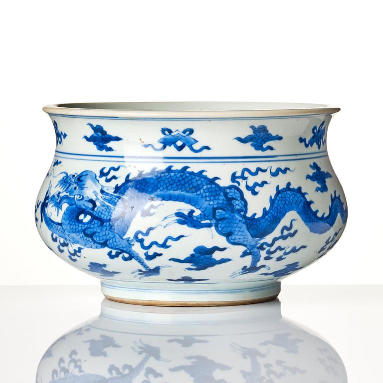 A blue and white Transition four clawed dragon incense burner, 17th century.