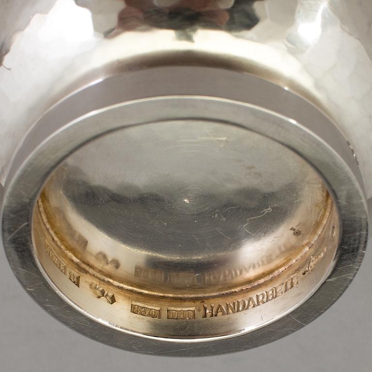 ERIK LÖFMAN, Karaff och 6 vodkabägare, silver, för K G Markströms AB, Uppsala 1978. Vikt 1122 gram.