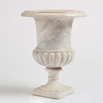 A presumably Italian white marble urn, first half of the 19th century.