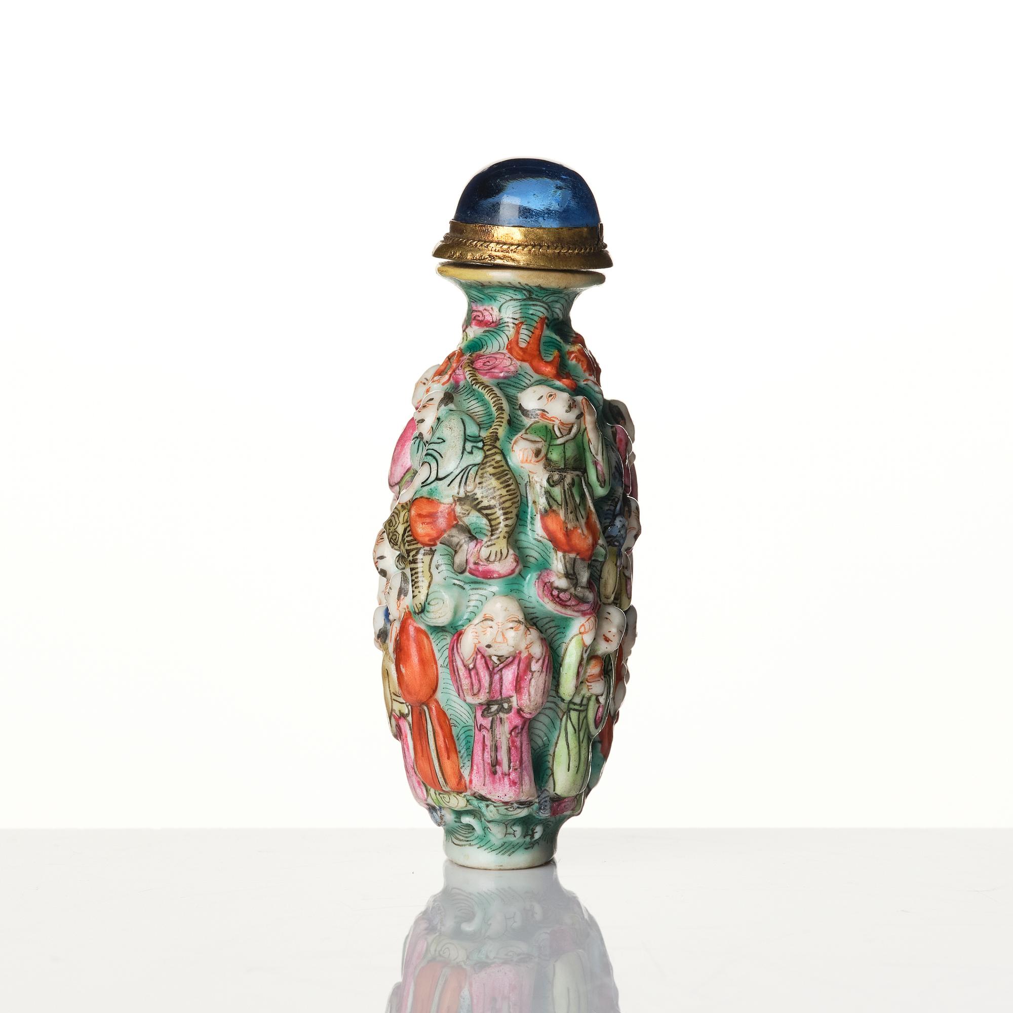 A Chinese porcelain snuff bottle, late Qing dynasty / early 20th century.