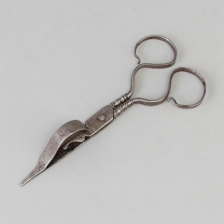 An 17th/18th century candle scissor.