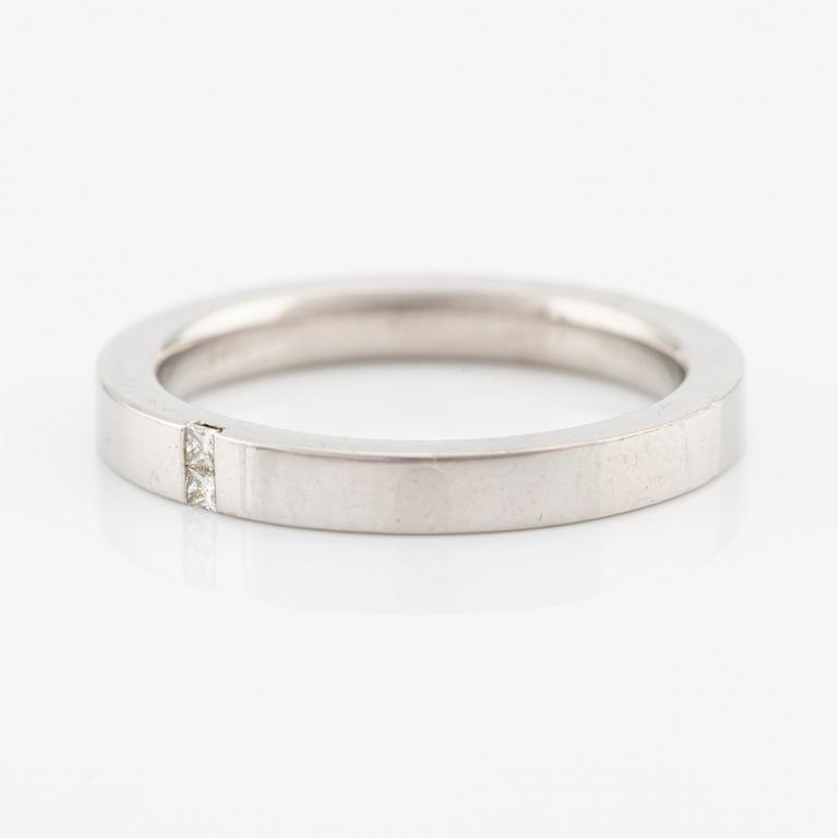 Ring 18K vitguld med prinsesslipade diamanter.