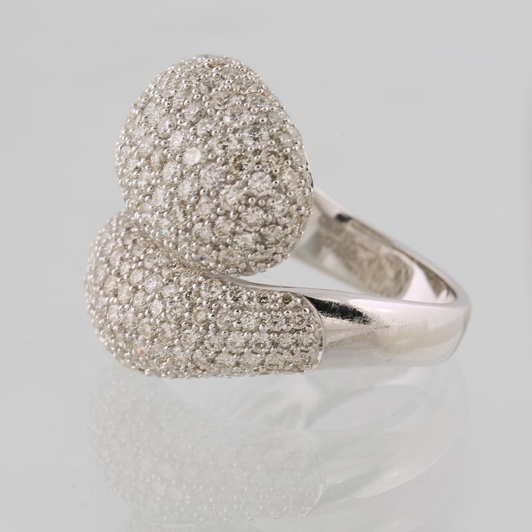 RING, 18K vitguld med 259 briljantslipade diamanter, 3.50 ct. Vikt 11,3 gram.