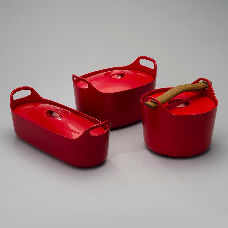 TIMO SARPANEVA, THREE ENAMELLED CAST IRON COOKING POTS, Rosenlew, Finland.