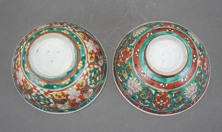 SKÅLAR, två st snarlika, Bencharongporslin, troligen Kina, 1800-tal.