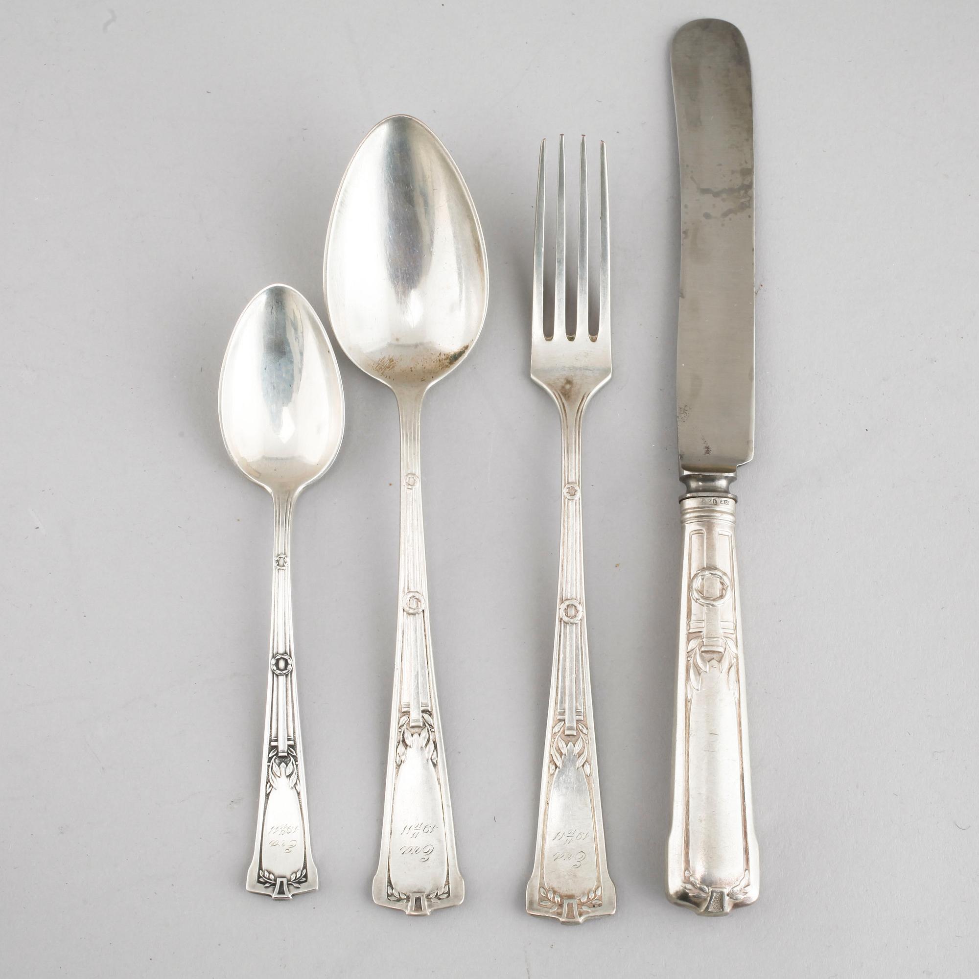 12 pieces of silverware, mid 19th / and early 20th century. Weight 635 g incl steel blade.