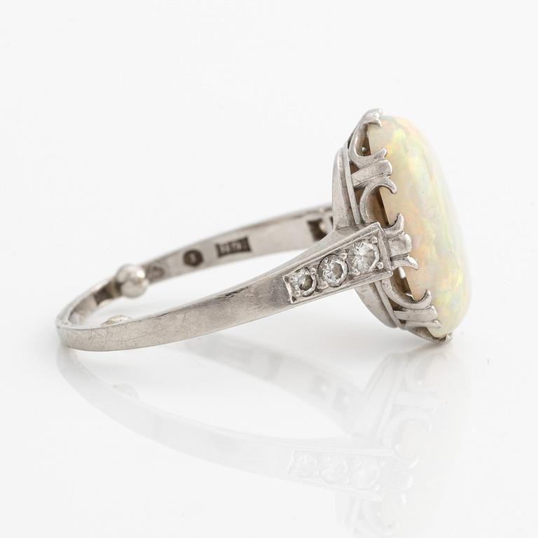 Ring in 18K white gold with an opal and round brilliant-cut diamonds.