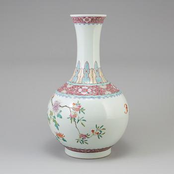 A chinese famille rose porcelain vase, second half of the 20th century, modern production.