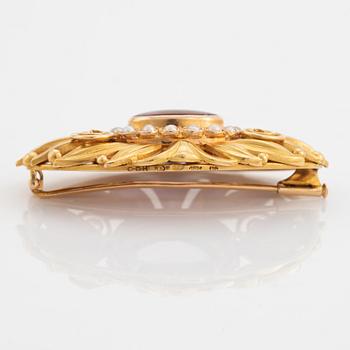 An 18K godl brooch set with an amethyst and pearls.