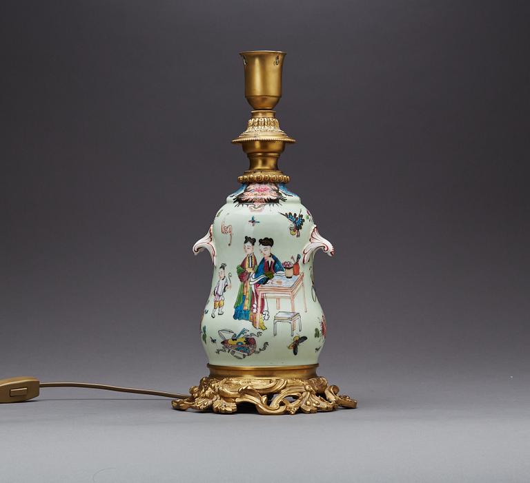 BORDSLAMPA, Kina 1900-talets början, porslin och brons.