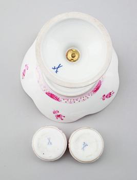 VASER, 2 st, SKÅL PÅ FOT SAMT LOCKDOSOR, 2 st, porslin, porslin, Meissen, 1900-talets mitt.