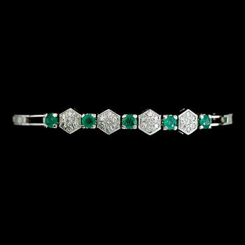 ARMBAND, 18K vitguld, med åttkantslipade diamanter tot ca 0.75 ct samt smaragder. Vikt ca 17 g.