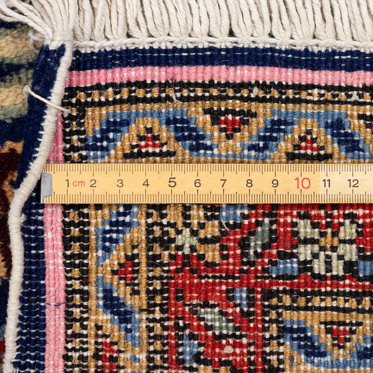 An Ardabil carpet, approx. 270 x 170 cm.