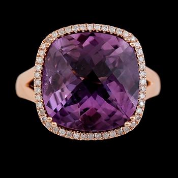 RING, 18K roséguld, ametist ca 8.14 ct samt åttkantslipade diamanter tot ca 0.20 ct. Vikt ca 6 g.