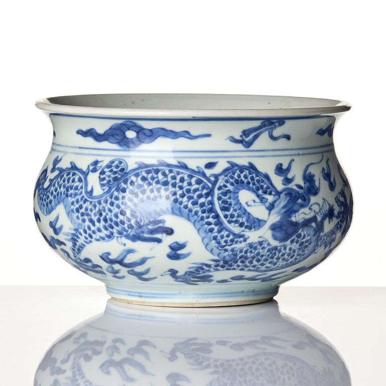 A blue and white four clawed dragon censer, Transition, 17th century.