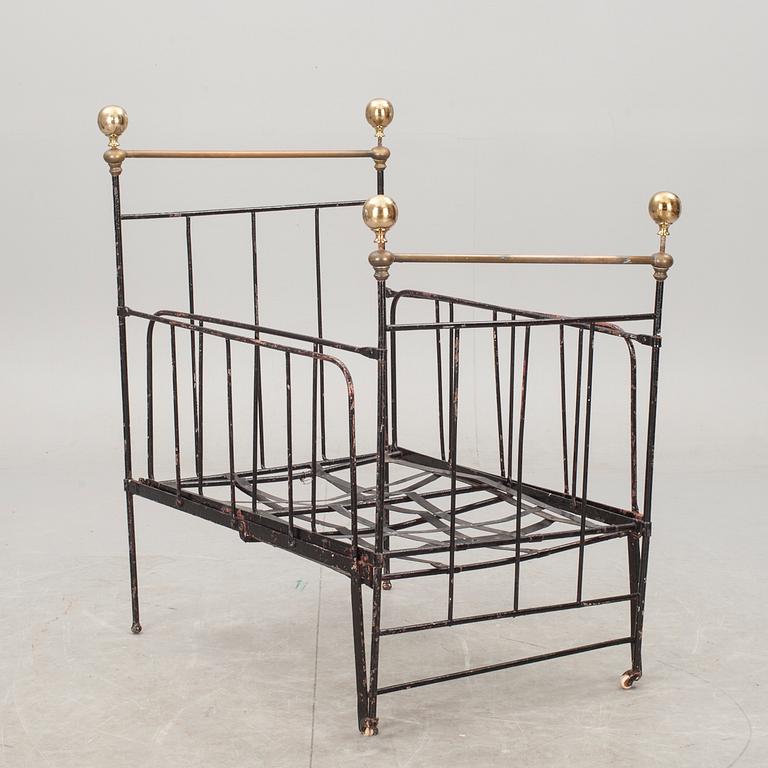 BARNSÄNG, järn, omkring 1900.