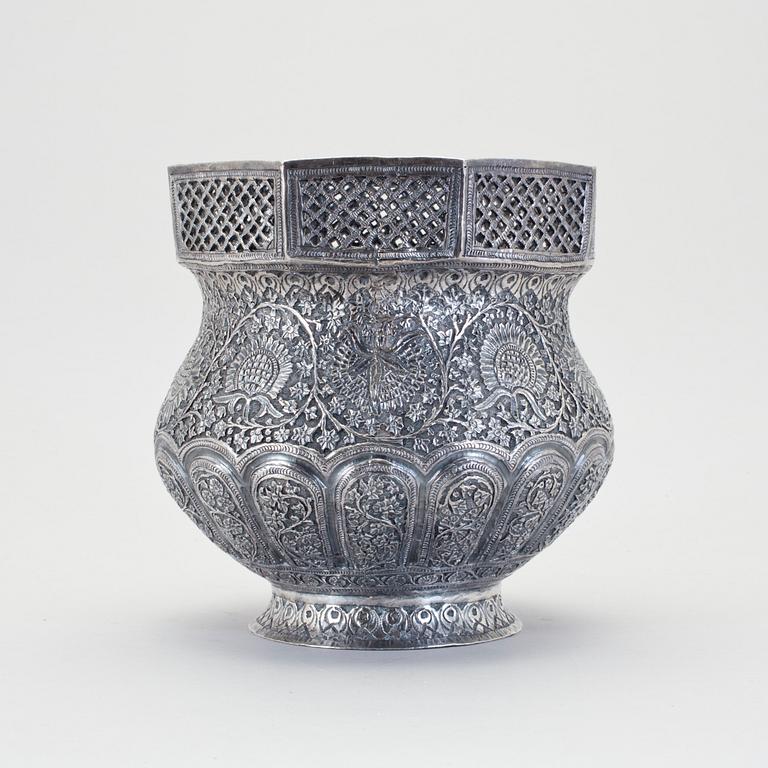 SKÅL / YTTERFODER, silver, Indien, 1900-tal. Vikt 880 g.