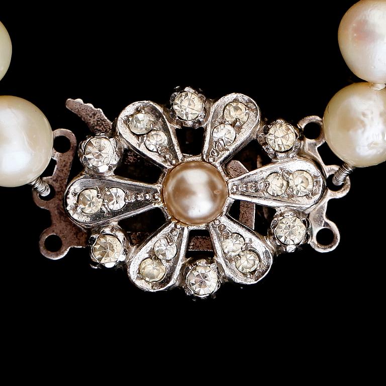 PÄRLCOLLIER, 2 st, odlade doserade pärlor, 1900-talets andra hälft.