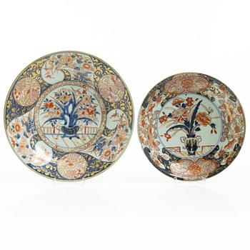 Two Japanese imari dishes, Edo, Genroko, 18th century.