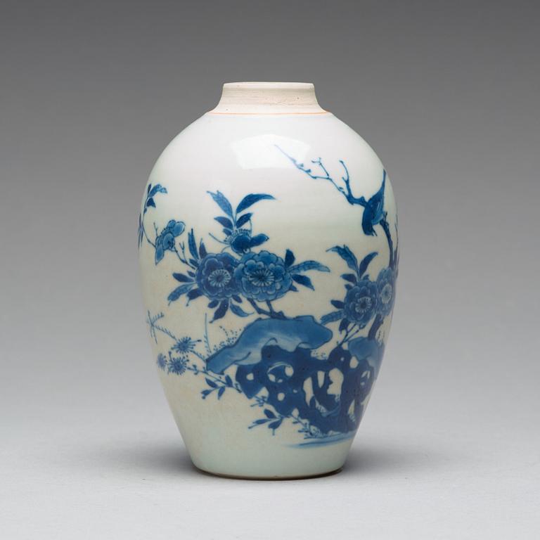 A blue and white transitional vase, 17th Century.