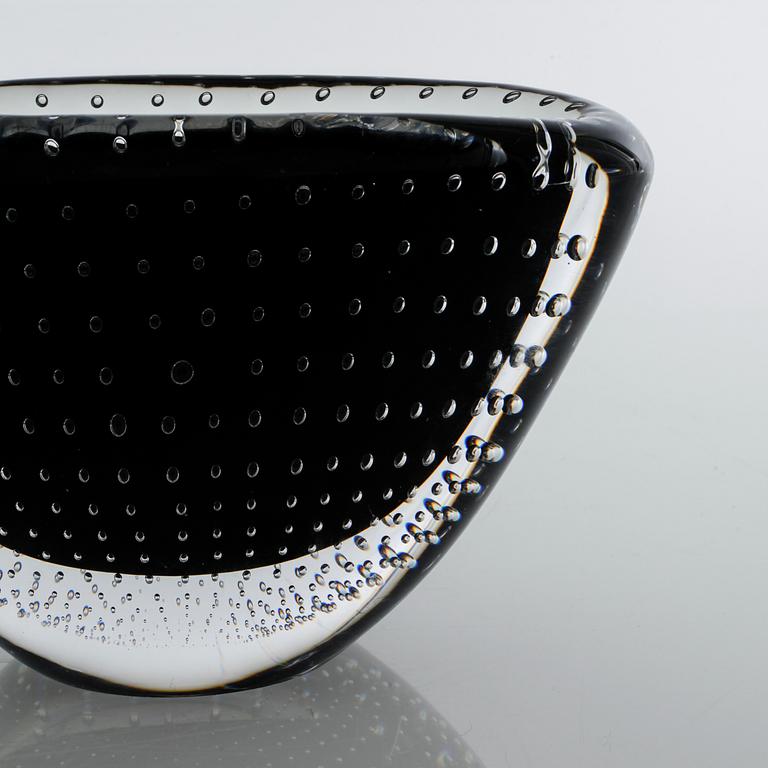 VICKE LINDSTRAND, vas, glas, Kosta, signerad.