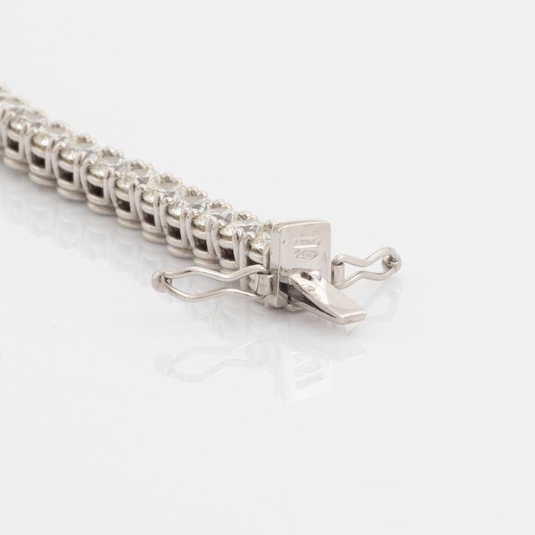 Brilliant-cut diamond tennis bracelet.