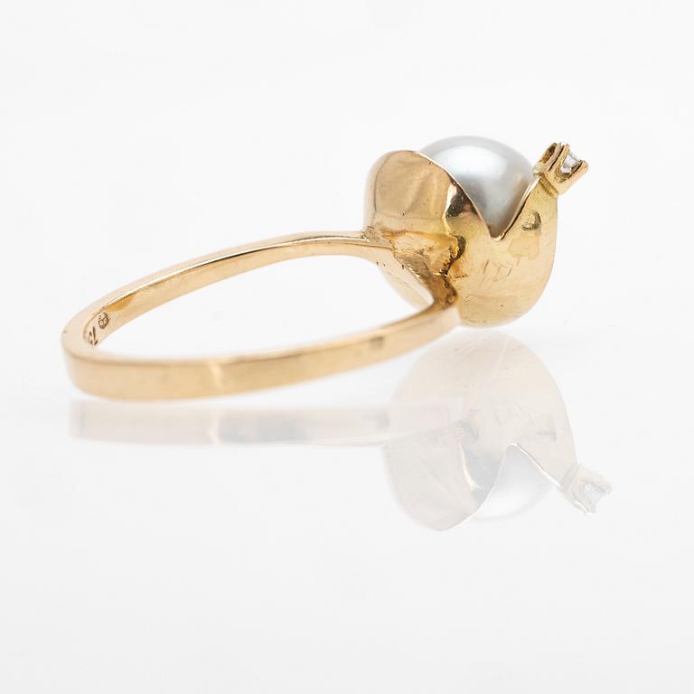 18K gold ring with a cultured pearl and a diamond.