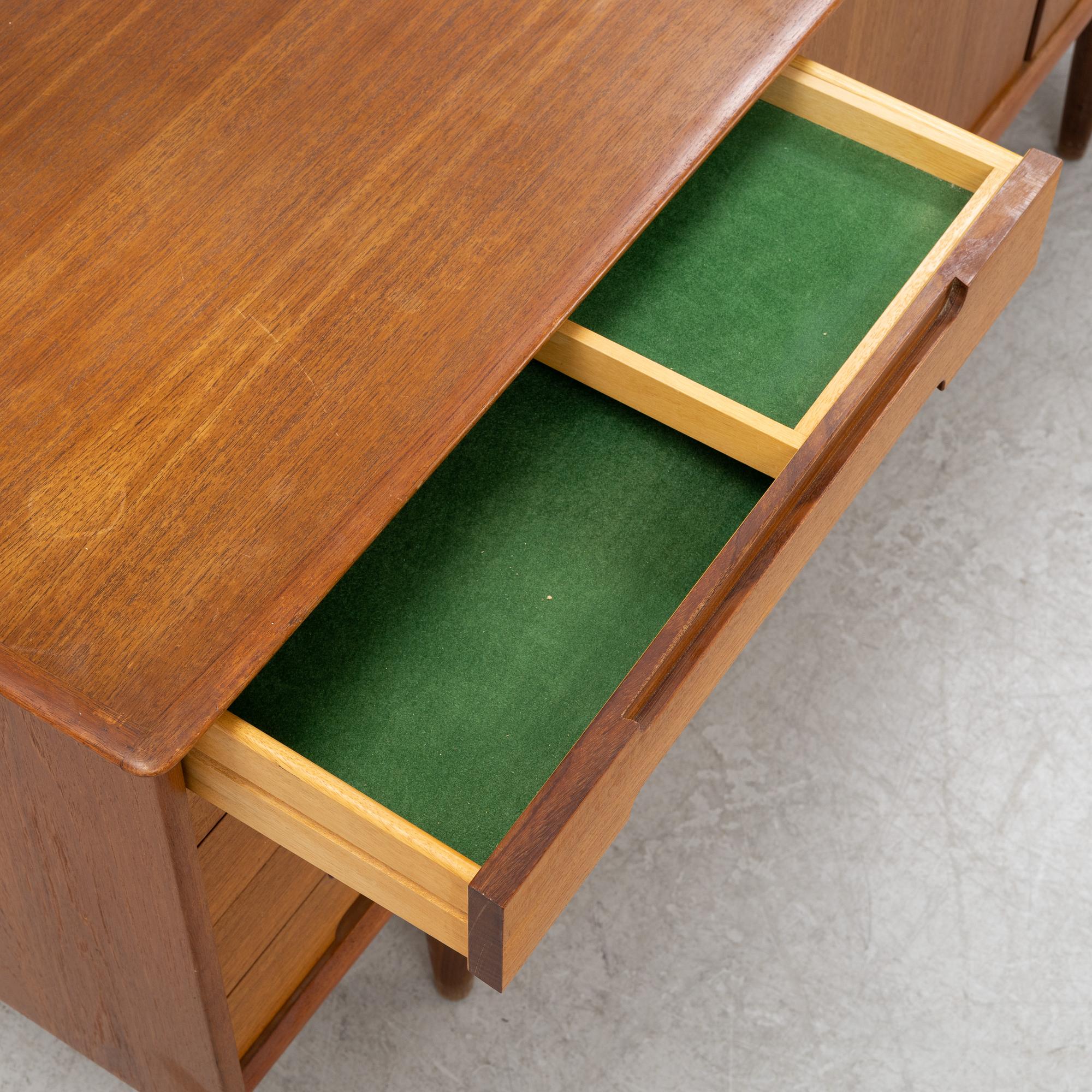Sideboard, 1900-talets mitt.