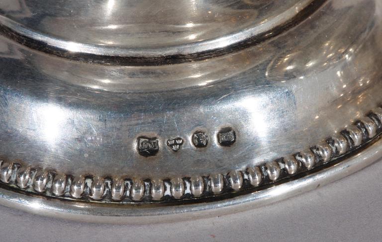 SOCKERSKÅL MED STRÖARE SAMT ETT PAR SALTKAR. Silver. bla Möllenborg, Stockholm 1871.