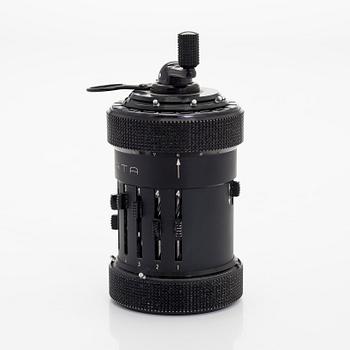 Räknemaskin, "Curta, Type I", utvecklad av Curt Herzstark, Contina AG Mauren, Lichtenstein, formgiven 1947.