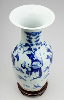 GOLVVAS, porslin, Kina, sannolikt 1900-tal.