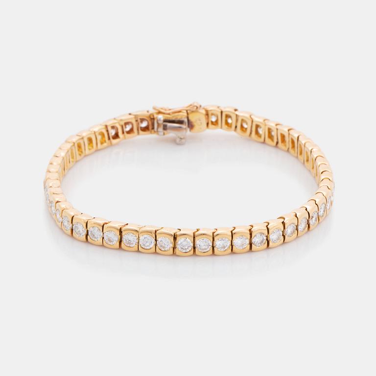 A Van Cleef & Arpels tennis bracelet in 18K gold set with round brilliant-cut diamonds.