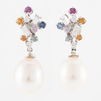 Örhängen, ett par, 18K vitguld med odlade sötvattenspärlor, flerfärgade safirer och diamanter.