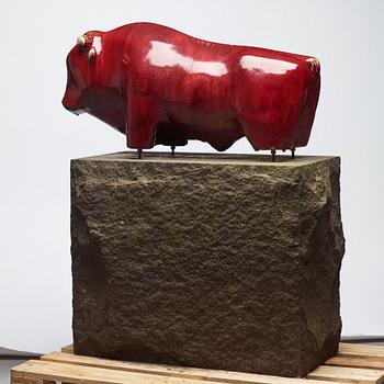 Ulla & Gustav Kraitz, a stoneware sculpture of a bull, Förslöv, Sweden, on a diabase pedestal.