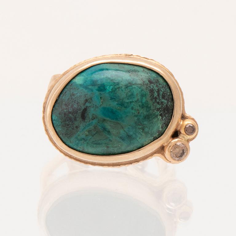 Ring in 18K gold with a cabochon-cut "Eilat stone" and diamonds, Annmari Andersson Malmö 2022.