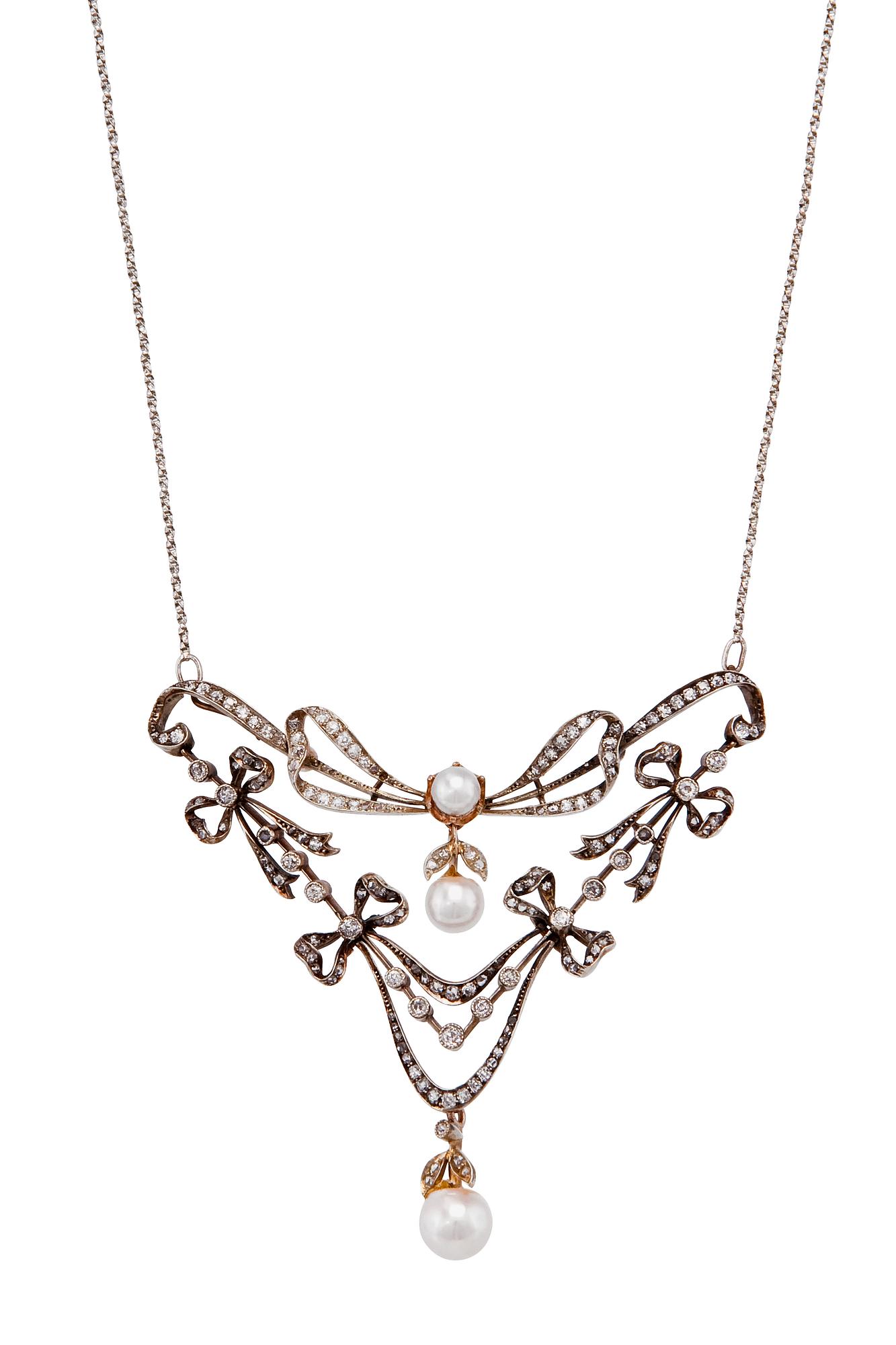 A DIAMOND  AND PEARL NECKLACE.