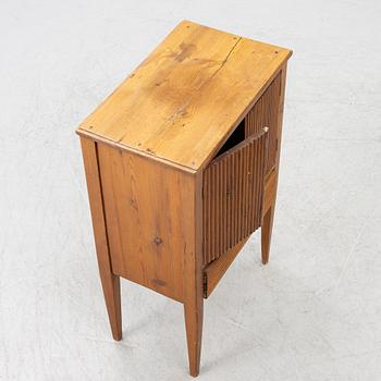 Pottskåp, gustaviansk stil, 1800-tal.