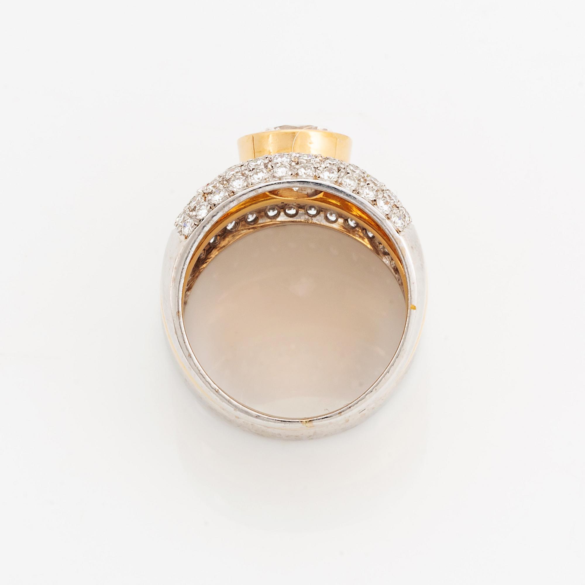Ring med briljantslipade diamanter.