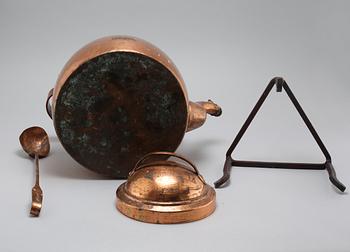 A coffee pot and a ladle in copper from the 19th century.