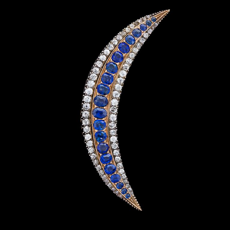 BROSCH, blå safirer med antikslipade diamanter, tot. ca 2 ct. 1880-tal.