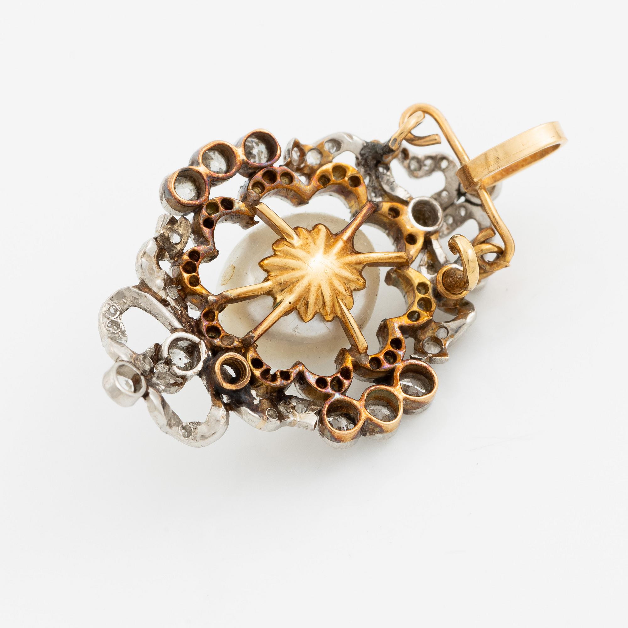 Pendant/brooch, gold with a baroque pearl and old-cut diamonds.