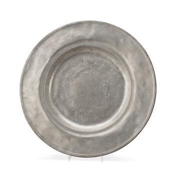1473. A Swedish 17th century pewter charger presumably by L Drenchler (Stockholm 1678-1685).