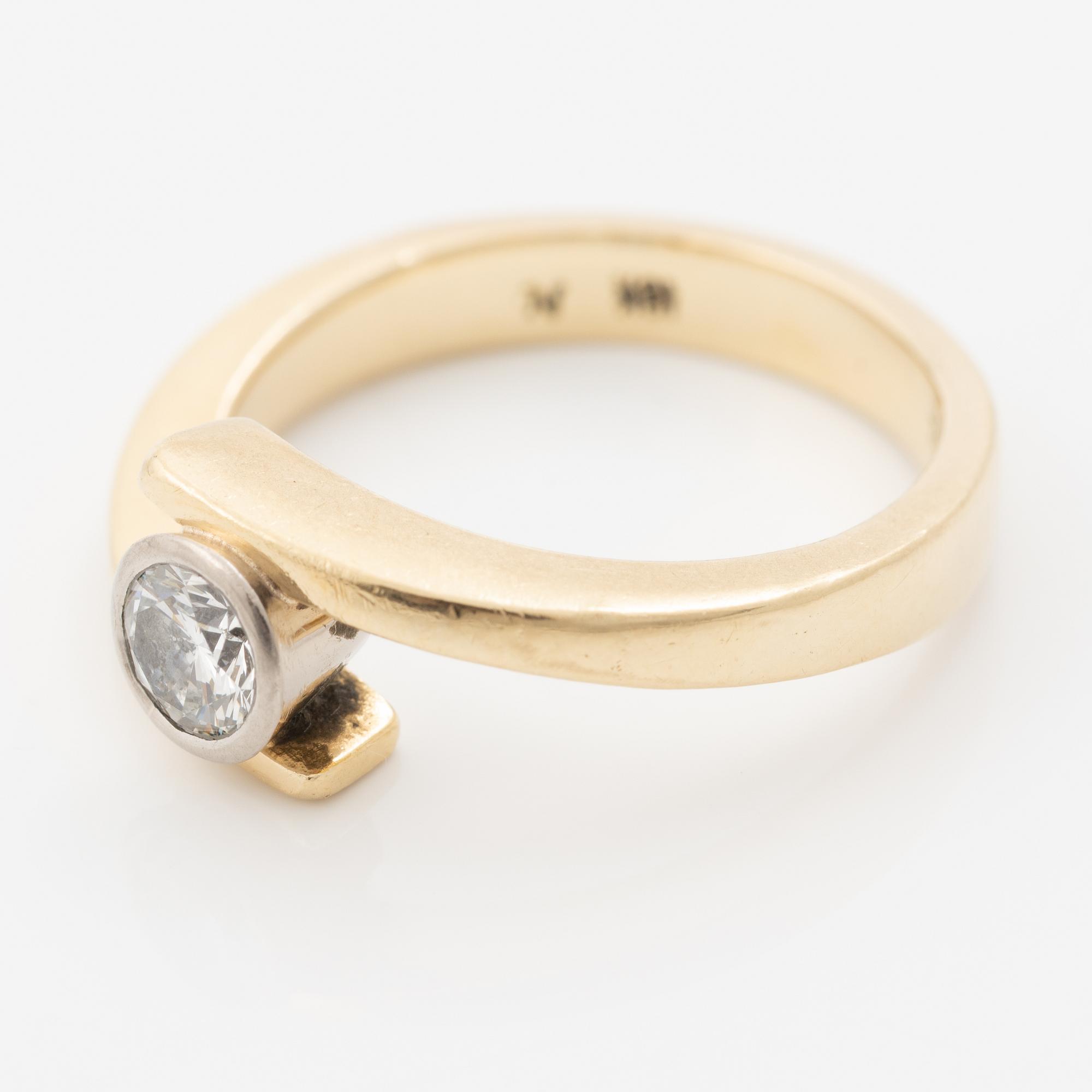 18K gold ring with a round brilliant-cut diamond.