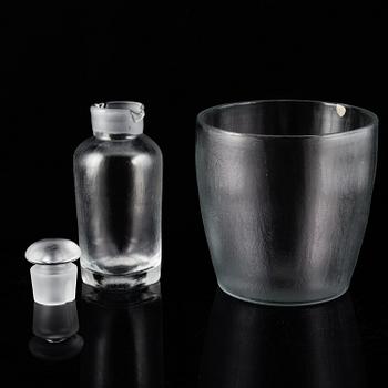 VICKE LINDSTRAND, a 16-piece 'Iced' glass service, Orrefors.