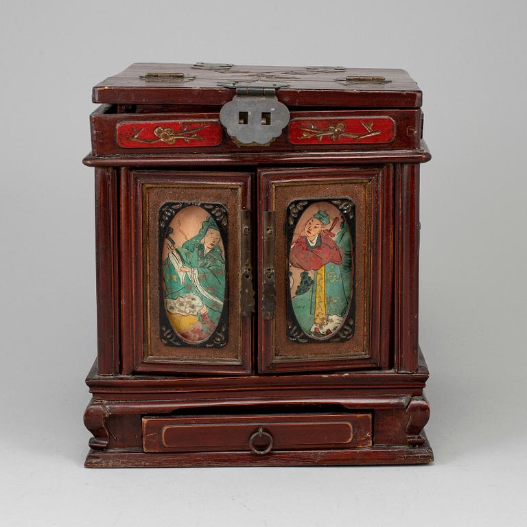 A 20th century chinese jewellery box.