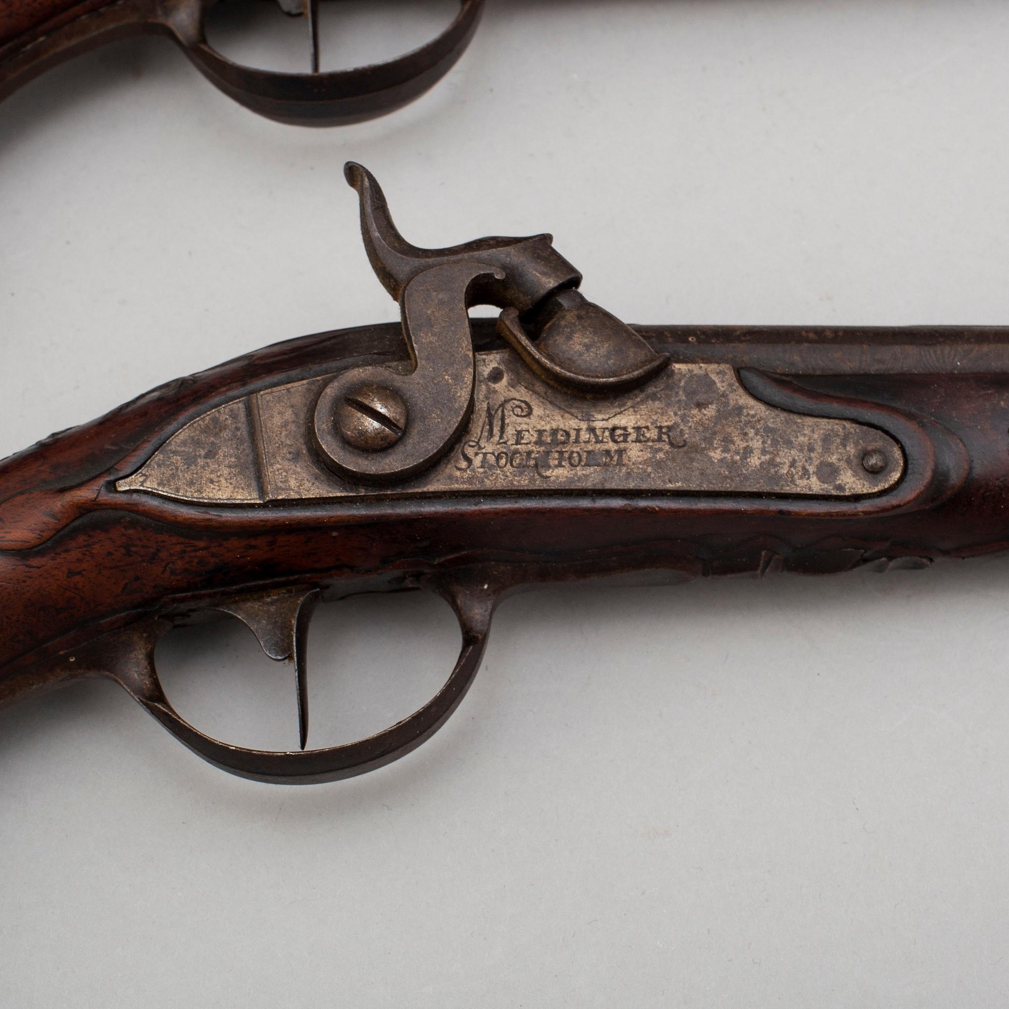 JOHAN FRANZ MEIDINGER, (mästare i Stockholm 1750-1769) slaglåspistoler ett par, signerade.