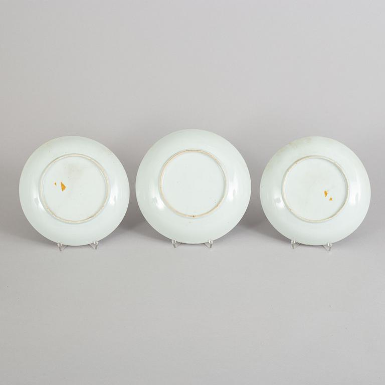 A set of 3 blue and white dishes (2+1), Qing dynasty, Qianlong (1736-95).