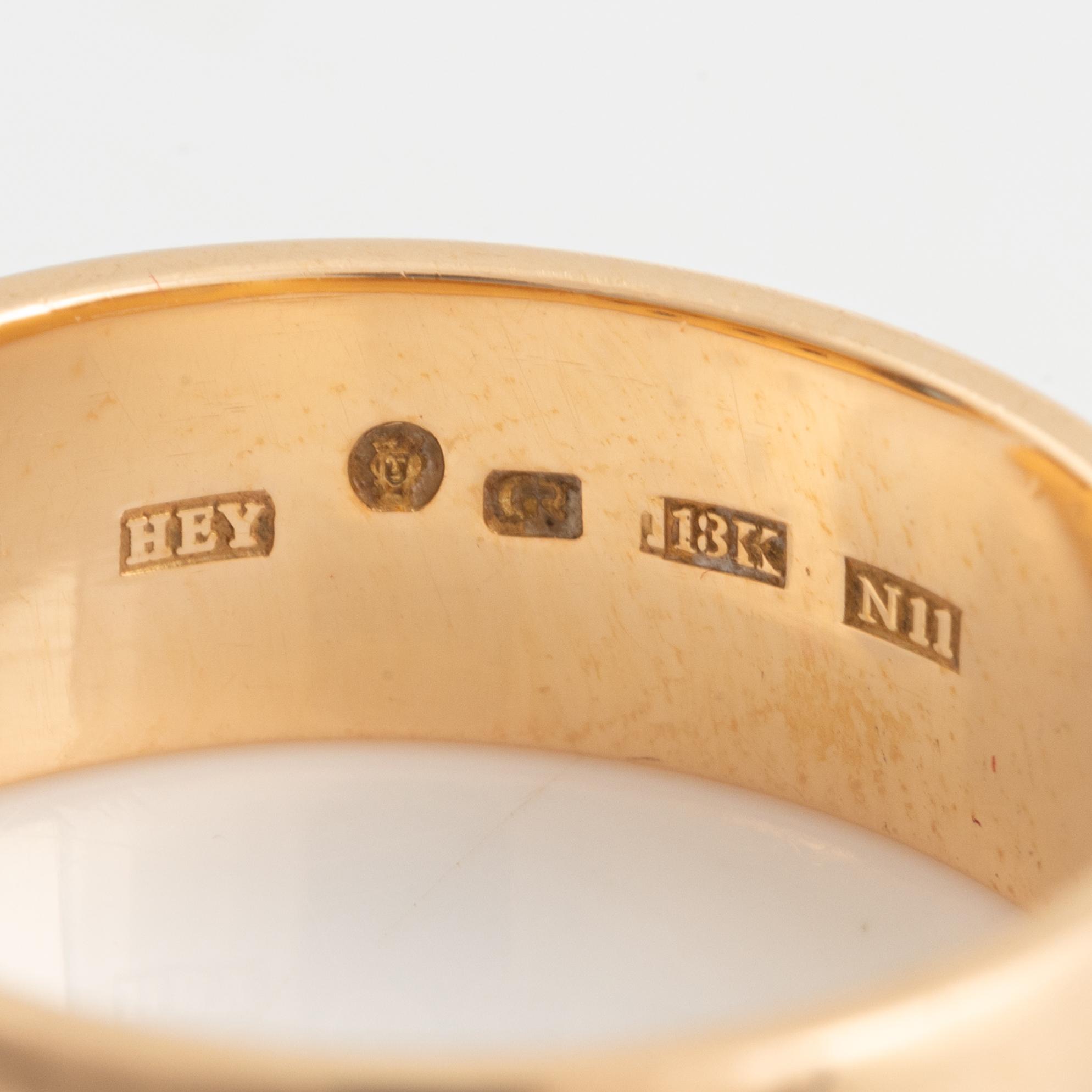 Ring 18K guld med briljantslipade diamanter och turmalin.