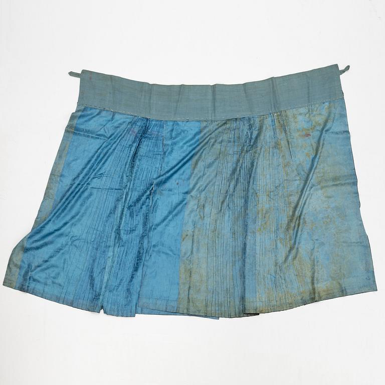 Kjolar, två stycken, broderat siden. Qingdynastin, 1900-talets början.