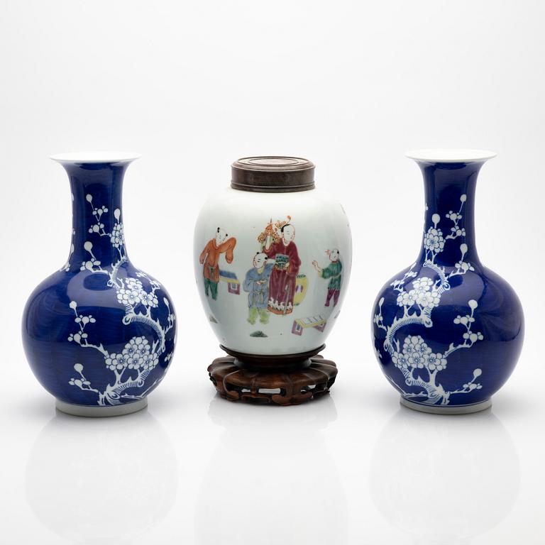 Vases, a pair, and a urn, porcelain, China, 19th/20th century.